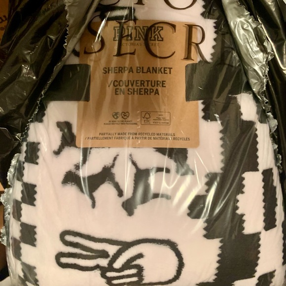 Victoria’s Secret PINK peace sign dogs black white sherpa throw blanket new 2021 - Picture 3 of 3